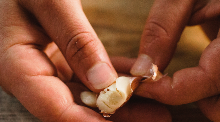 how to peel garlic cloves easily