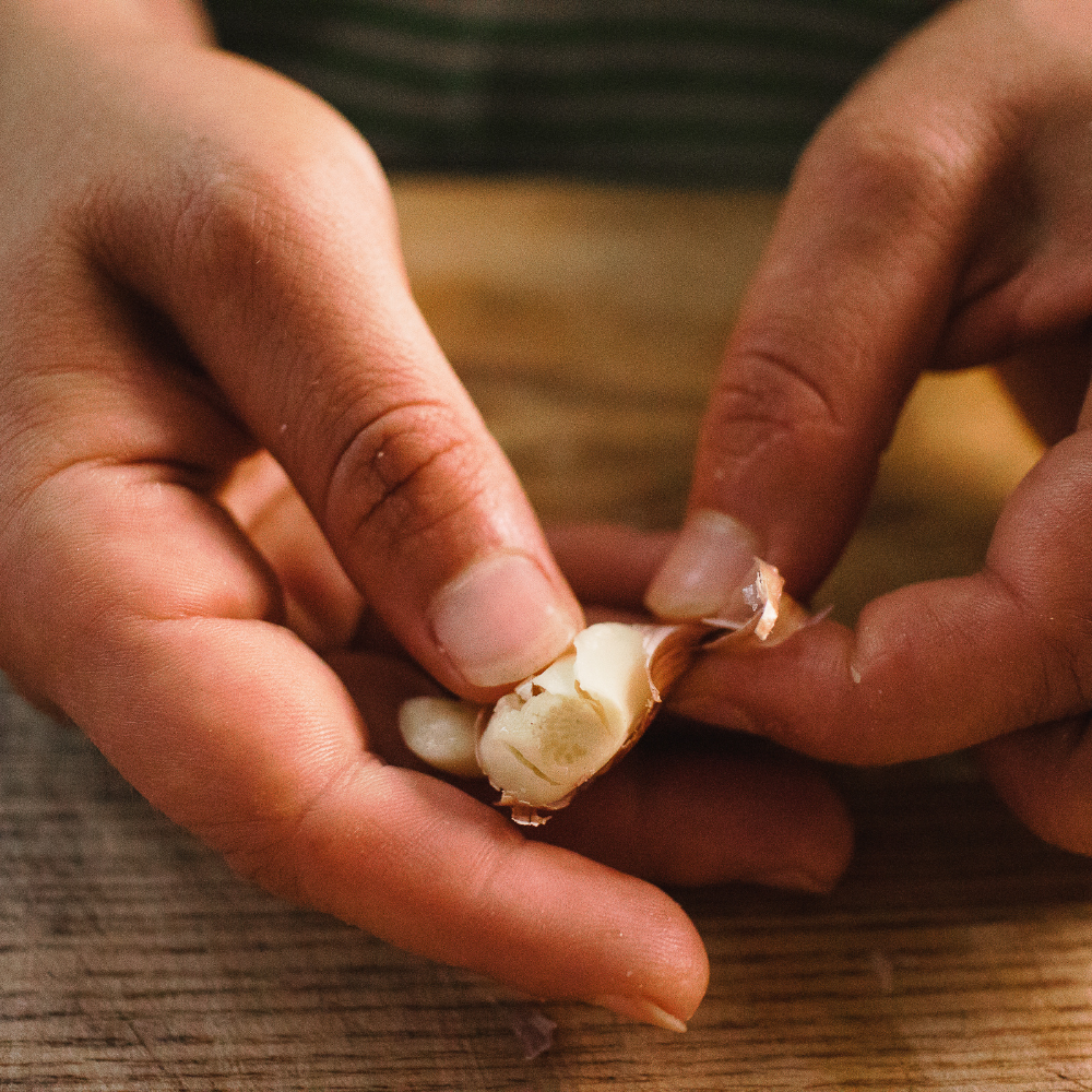 how to peel garlic cloves easily